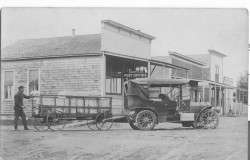 Bert Andrews picking up the Oysterville Mail in Nahcotta, 1915