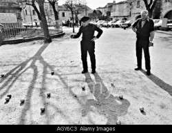 street-photography-old-men-playing-petanque-in-southern-france-agy6c3